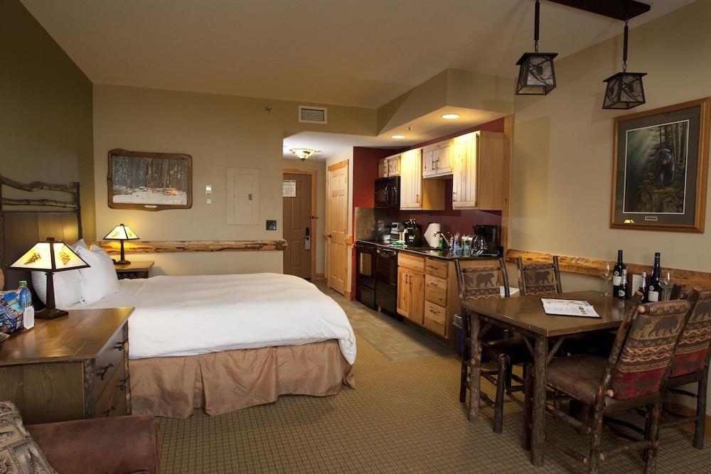 Hope Lake Lodge & Indoor Waterpark Cortland Exteriér fotografie