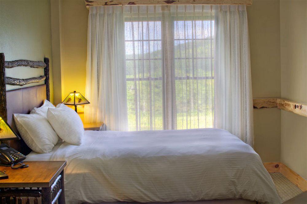 Hope Lake Lodge & Indoor Waterpark Cortland Exteriér fotografie
