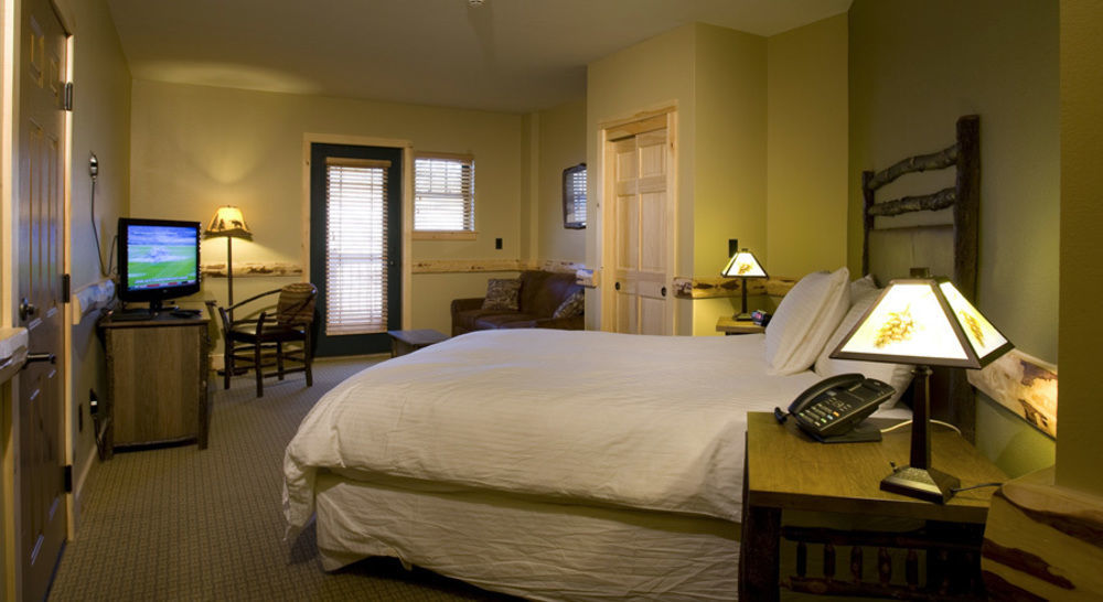Hope Lake Lodge & Indoor Waterpark Cortland Exteriér fotografie
