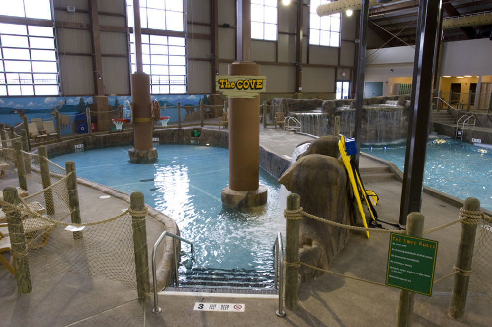 Hope Lake Lodge & Indoor Waterpark Cortland Exteriér fotografie