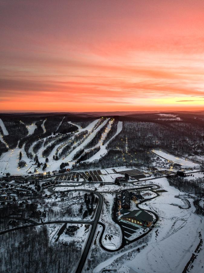 Hope Lake Lodge & Indoor Waterpark Cortland Exteriér fotografie