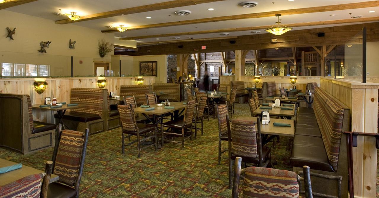 Hope Lake Lodge & Indoor Waterpark Cortland Exteriér fotografie