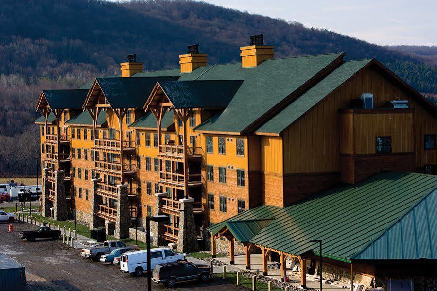 Hope Lake Lodge & Indoor Waterpark Cortland Exteriér fotografie
