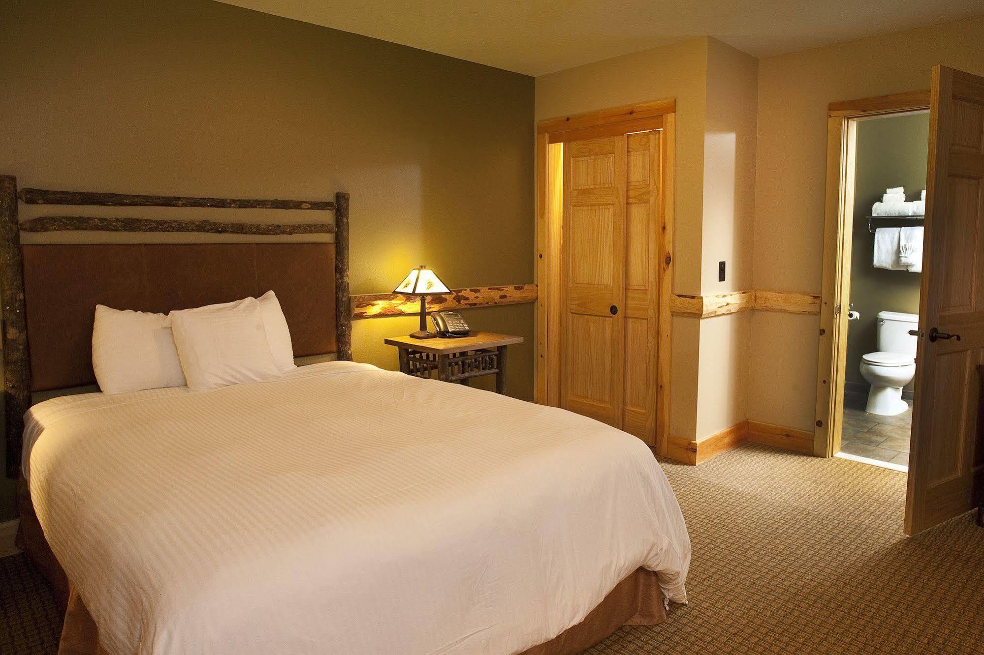 Hope Lake Lodge & Indoor Waterpark Cortland Exteriér fotografie
