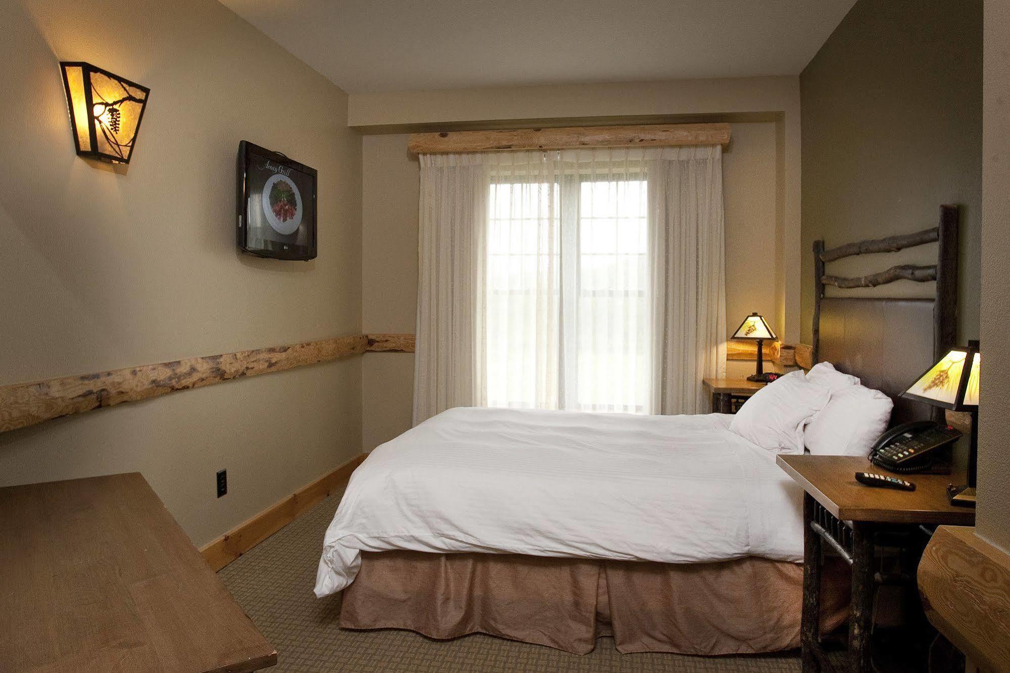 Hope Lake Lodge & Indoor Waterpark Cortland Exteriér fotografie