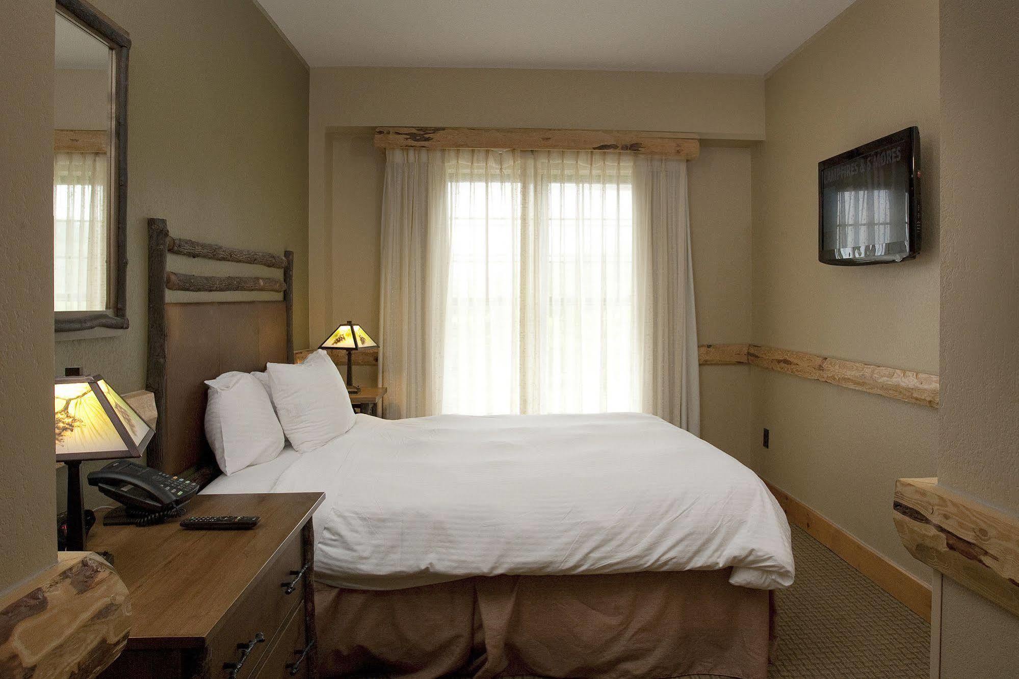 Hope Lake Lodge & Indoor Waterpark Cortland Exteriér fotografie