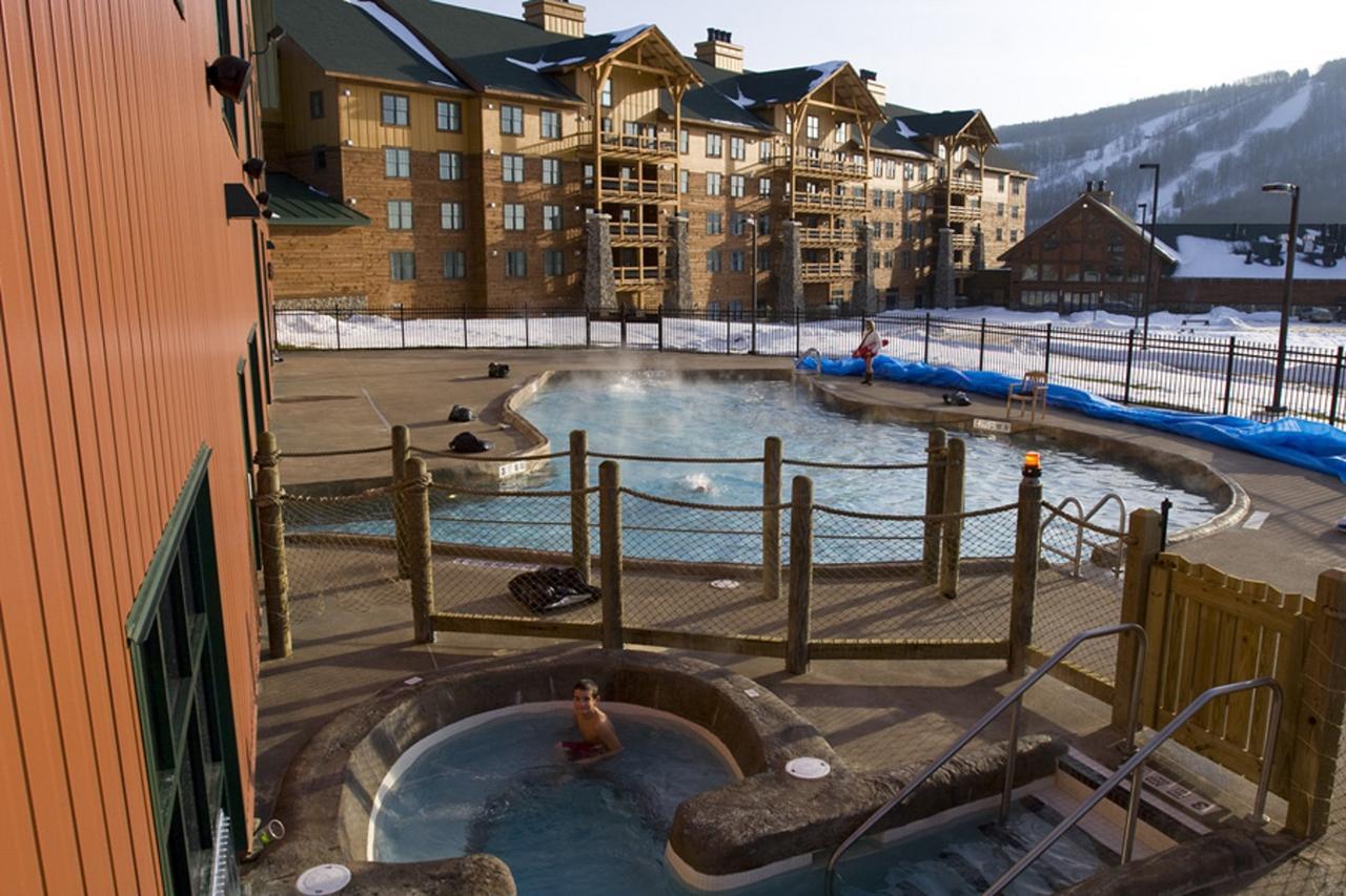Hope Lake Lodge & Indoor Waterpark Cortland Exteriér fotografie