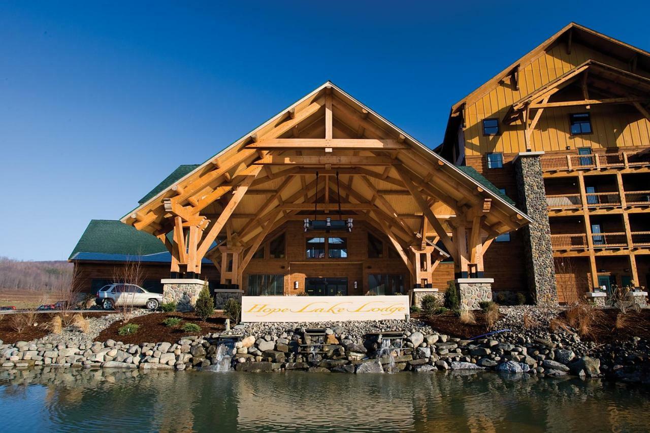Hope Lake Lodge & Indoor Waterpark Cortland Exteriér fotografie